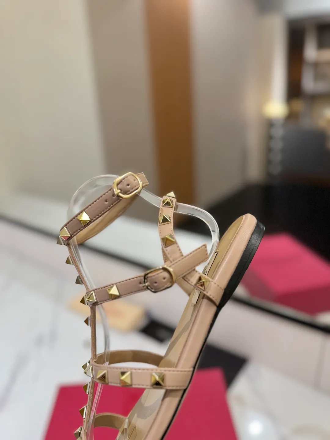 👟👟Ex-factory price 520👟👟 Valentino/Valentino rivet VT classic ankle-wrap rivet sandals, timeless 🆕 deeply rooted in people's hearts❤️A must-have item that never goes out of style🫰top replica! The side curves are perfect, the original molded custom-made rust-free rivets, and the textured hardware bring out a full sense of high-end, giving you a genuine foot feel! The first choice for high-end customers❤️ [Material] Upper: Original imported customized cowhide Inner lining: Original imported goatskin Outsole: Imported pearlescent leather outsole Code number: 35-39 [34, 40, 41, 42 are custom-made and cannot be returned or exchanged]